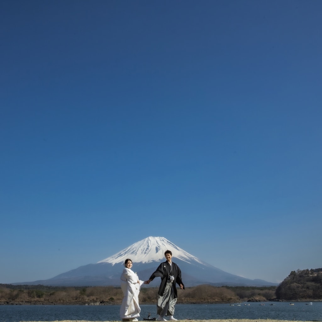 冠雪の富士山をバックに撮影