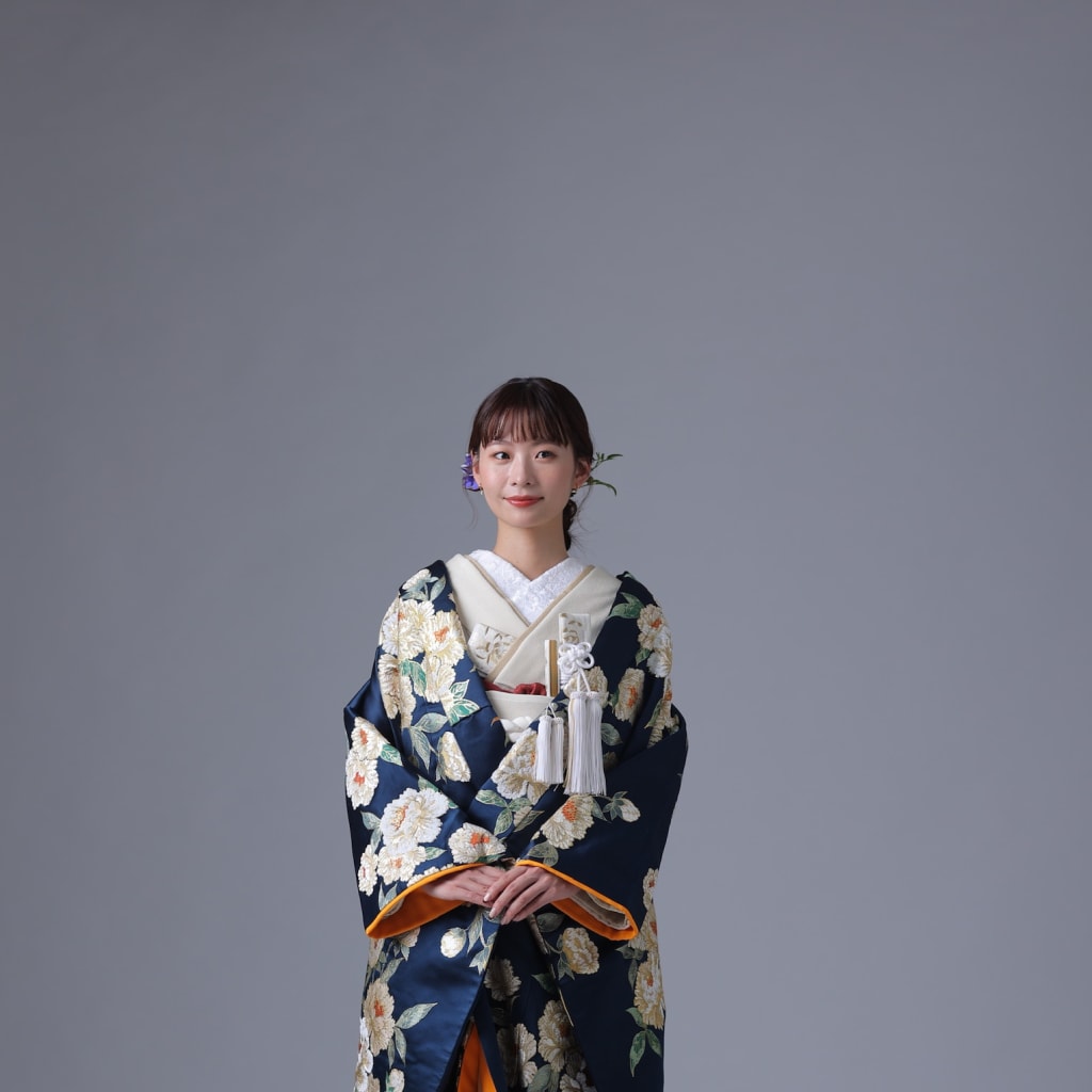 【一目惚れ注意】このギャップはずるい♡クールな紺に咲く「夢牡丹」の色打掛が美しすぎ！