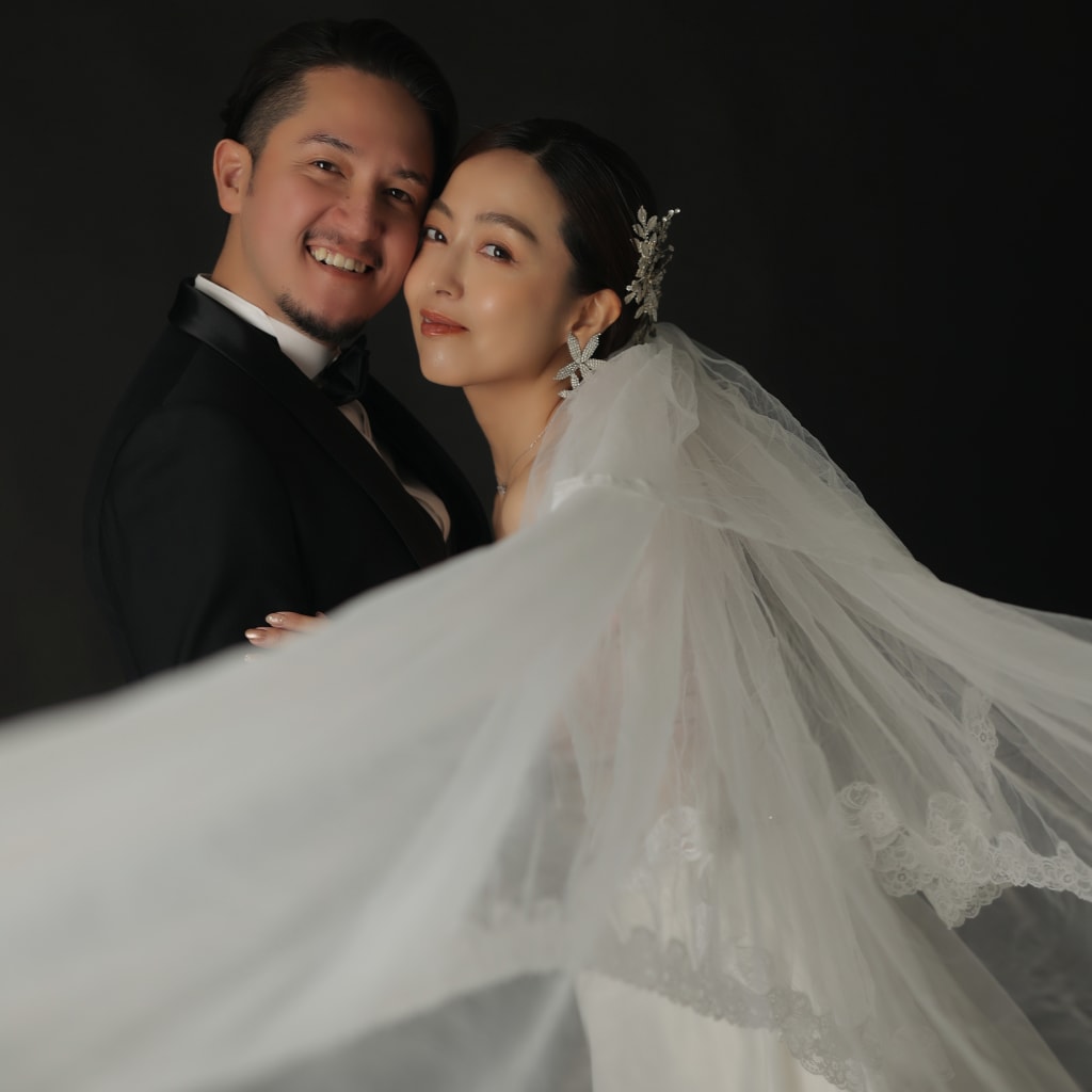 シンプルな背景での撮影(洋装スタジオプラス)