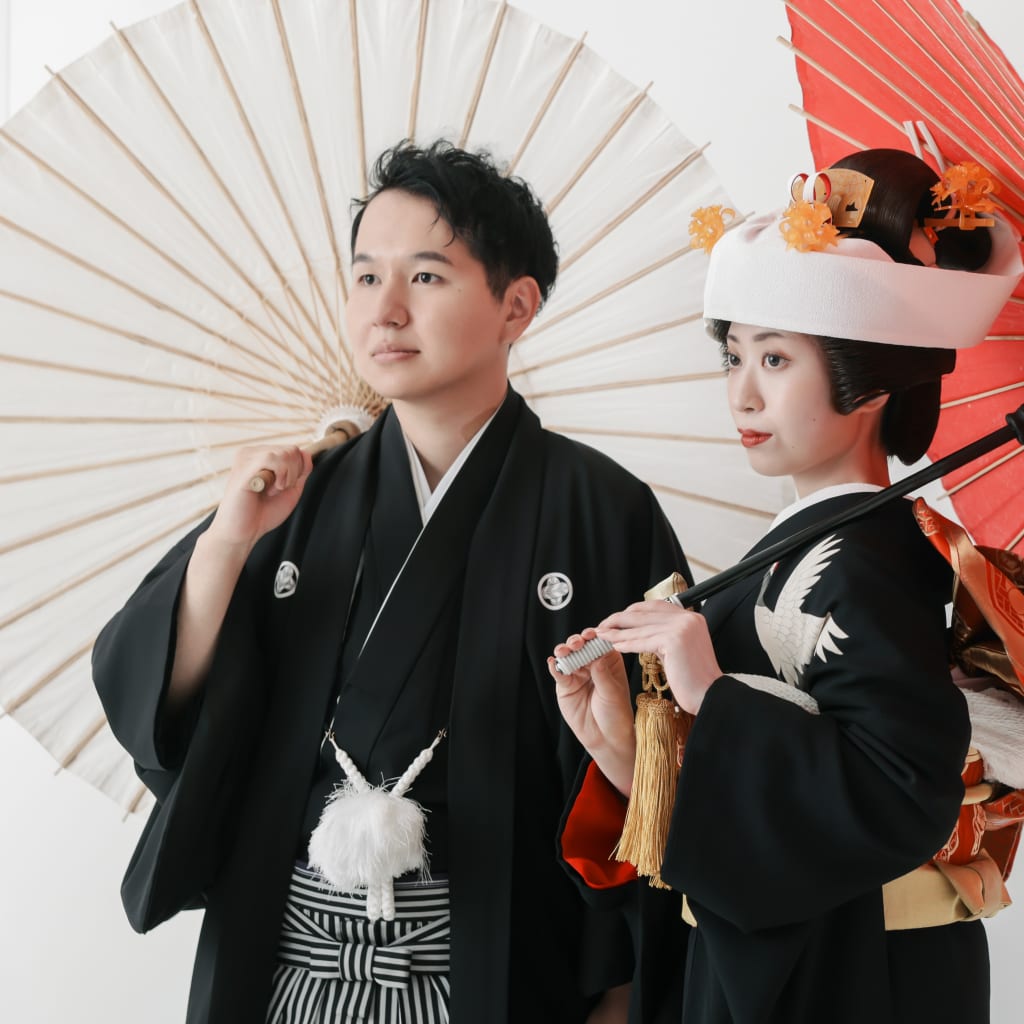 黒の引振袖でクールに