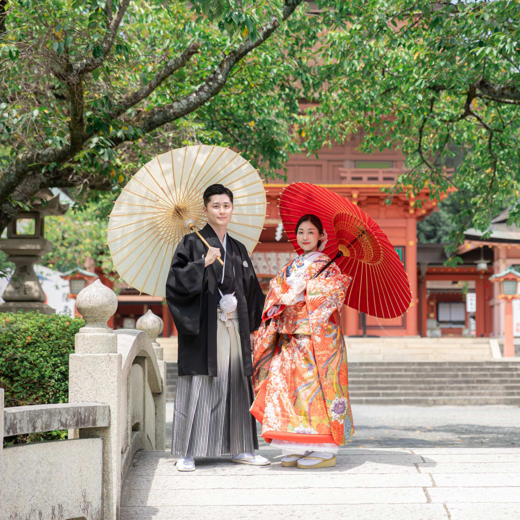神社和装撮影。鮮やかな色打掛と緑のロケーションの撮影