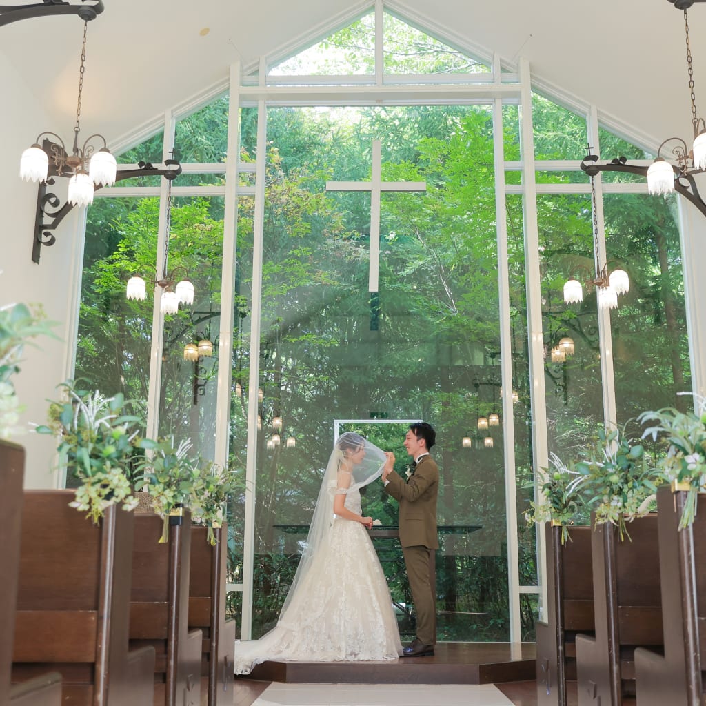 森の中に佇む”石とガラスのチャペル”　photo by 谷澤明美