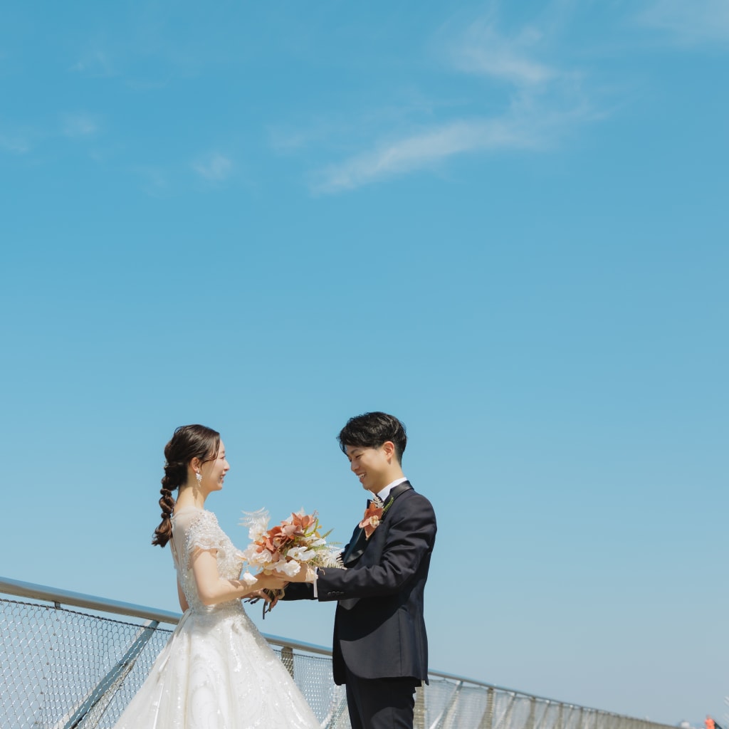 澄み渡る青空、大桟橋で