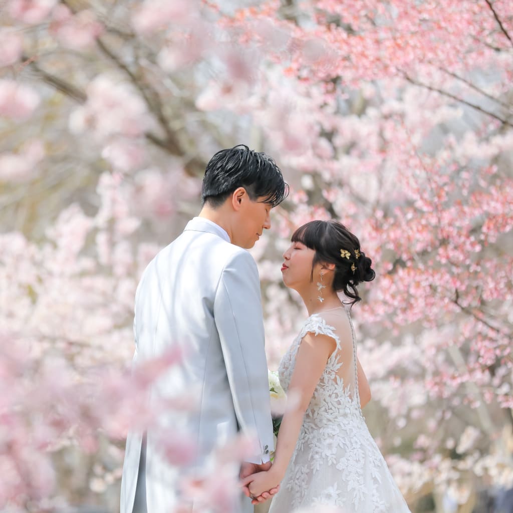 一足早く桜、ギリギリ間に合った梅の花…色々なお花の中でフォトウェディングです。