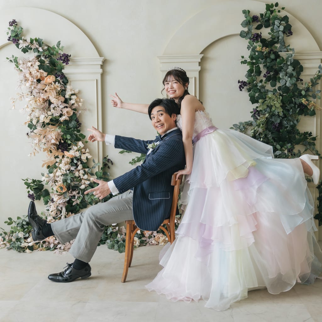  お花いっぱいのチャペルスタジオ撮影♡カラードレスの花嫁様