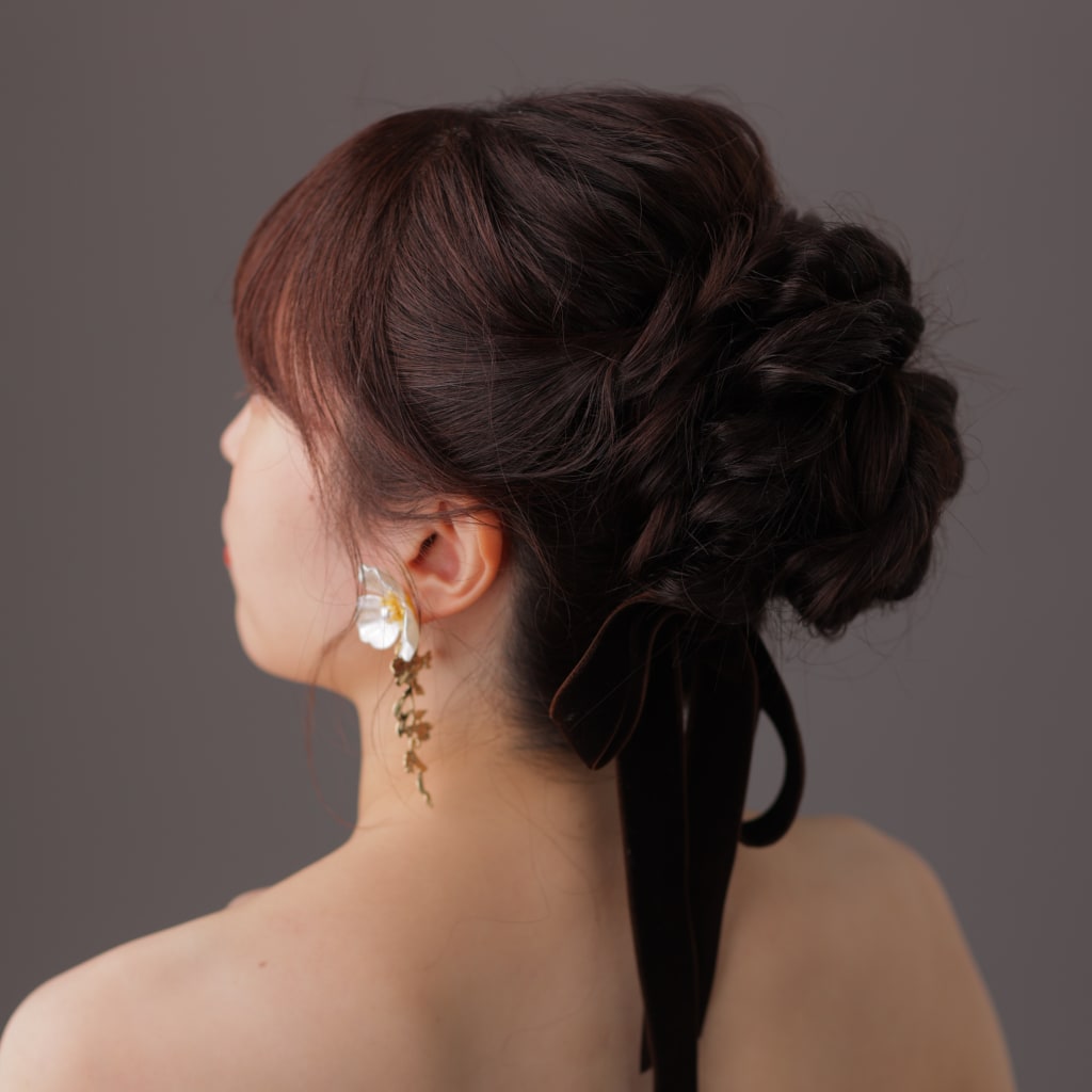 ボルドーメイクとおだんごヘア