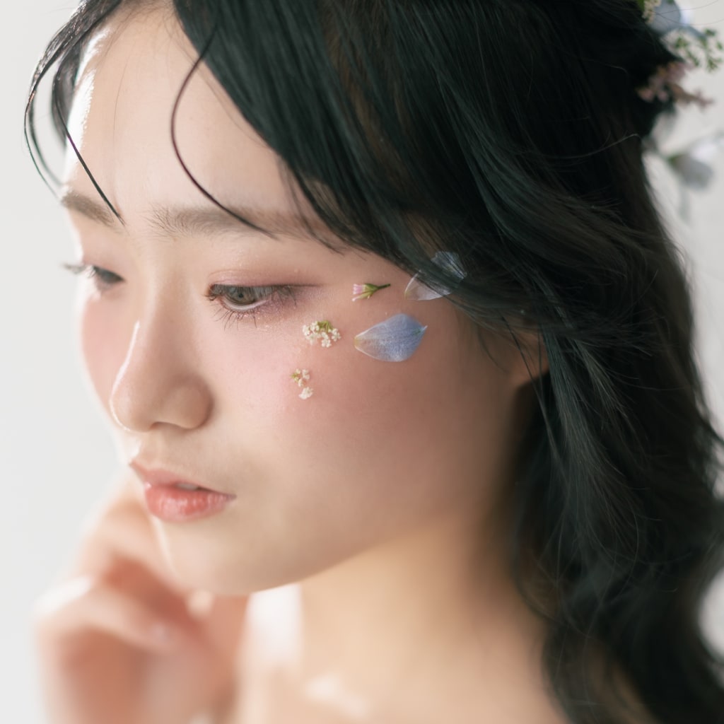淡いブルーのお花をそっと散りばめた、透明感たっぷりのナチュラルヘアメイク