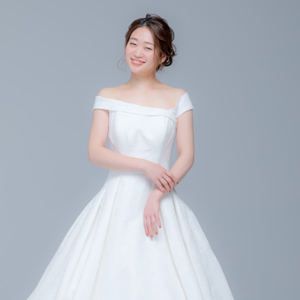 構築的なフォルムがモードでスタイリッシュなウェディングドレス