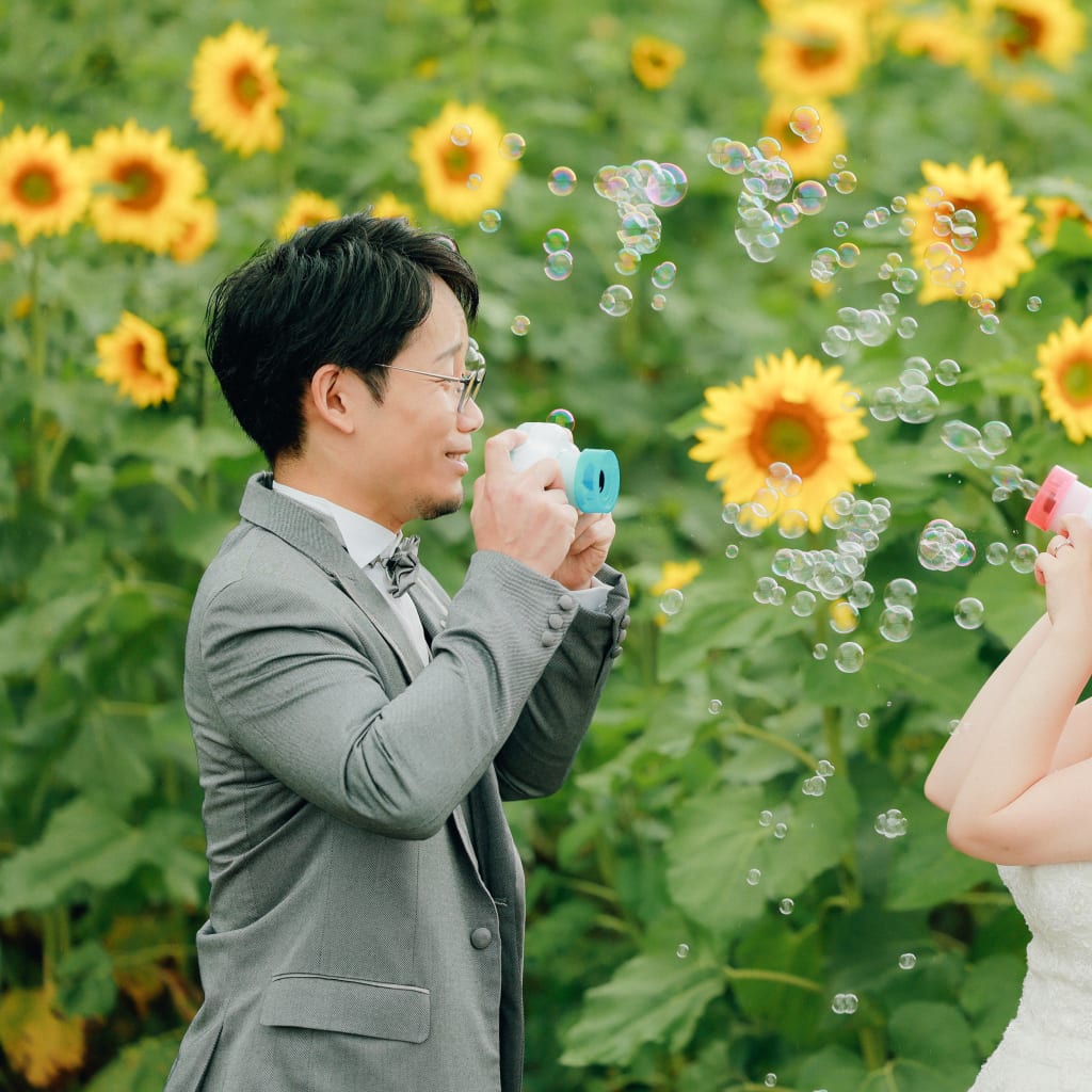 お花畑で可愛いウェディングフォト
