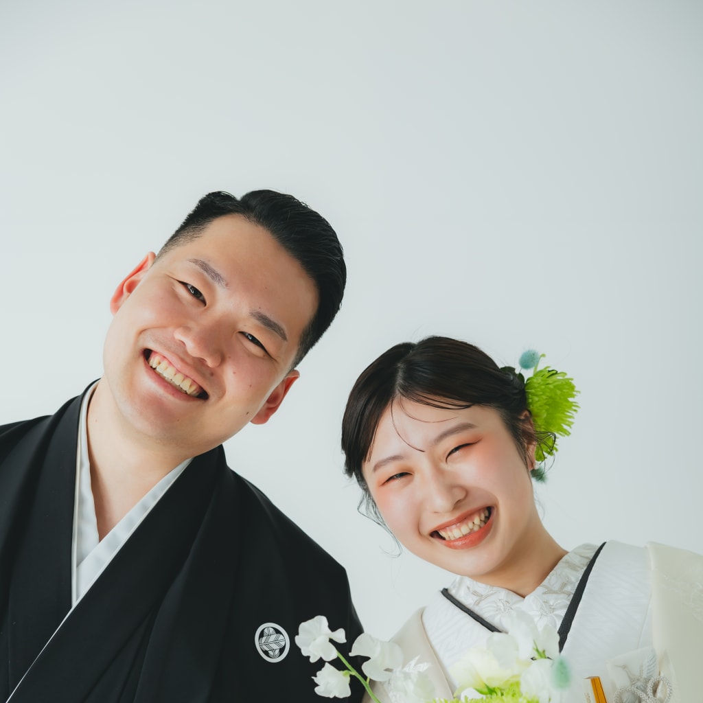 白い背景で残すふたりの写真