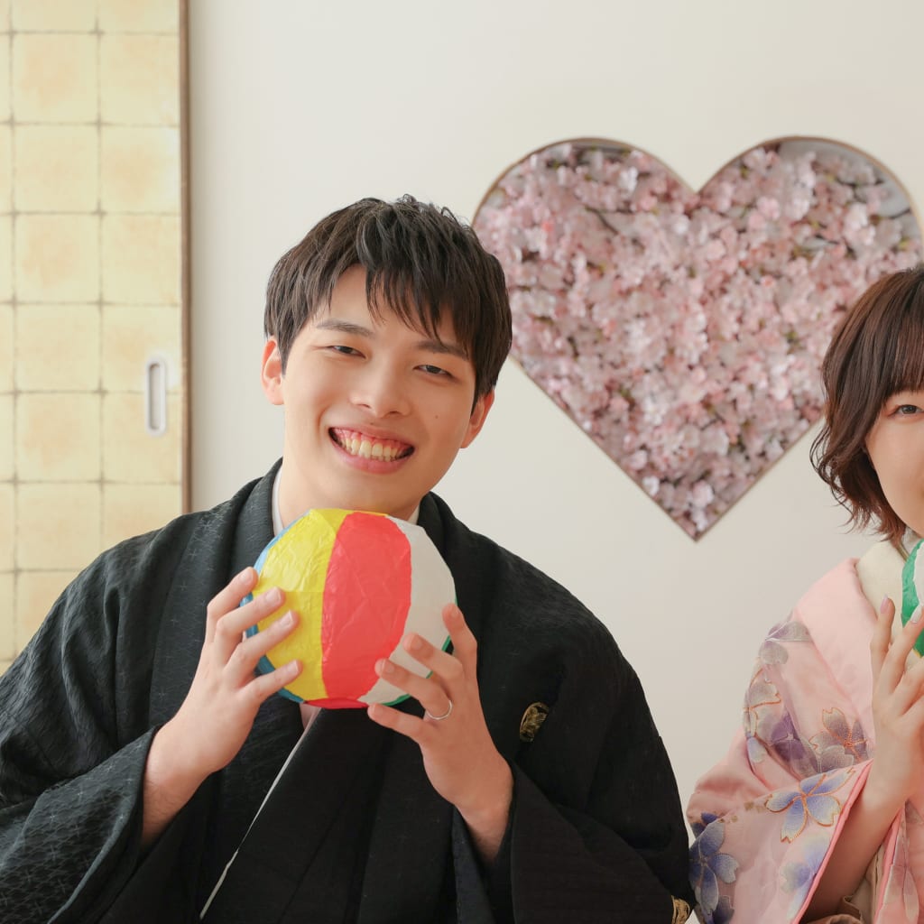 桜色がお似合いなおふたりはアイテムと一緒にかわいく！