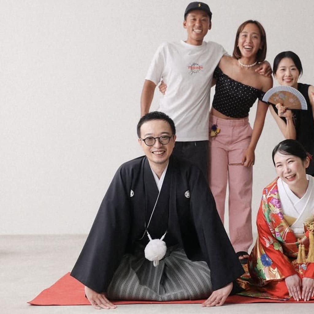 大切な友達に囲まれて。たくさんの愛に包まれたウェディングフォト
