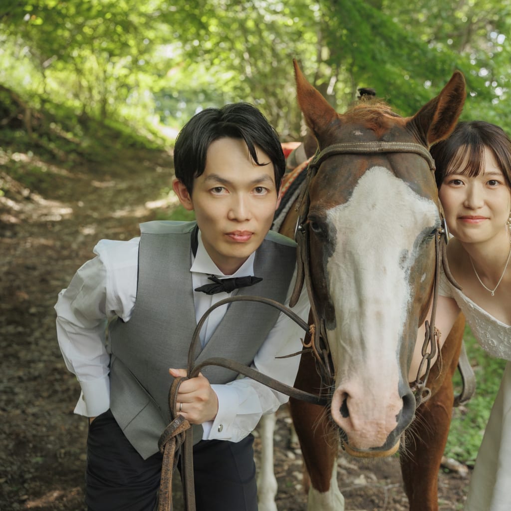 優しい馬たちと一緒に巡る特別なウェディングフォト