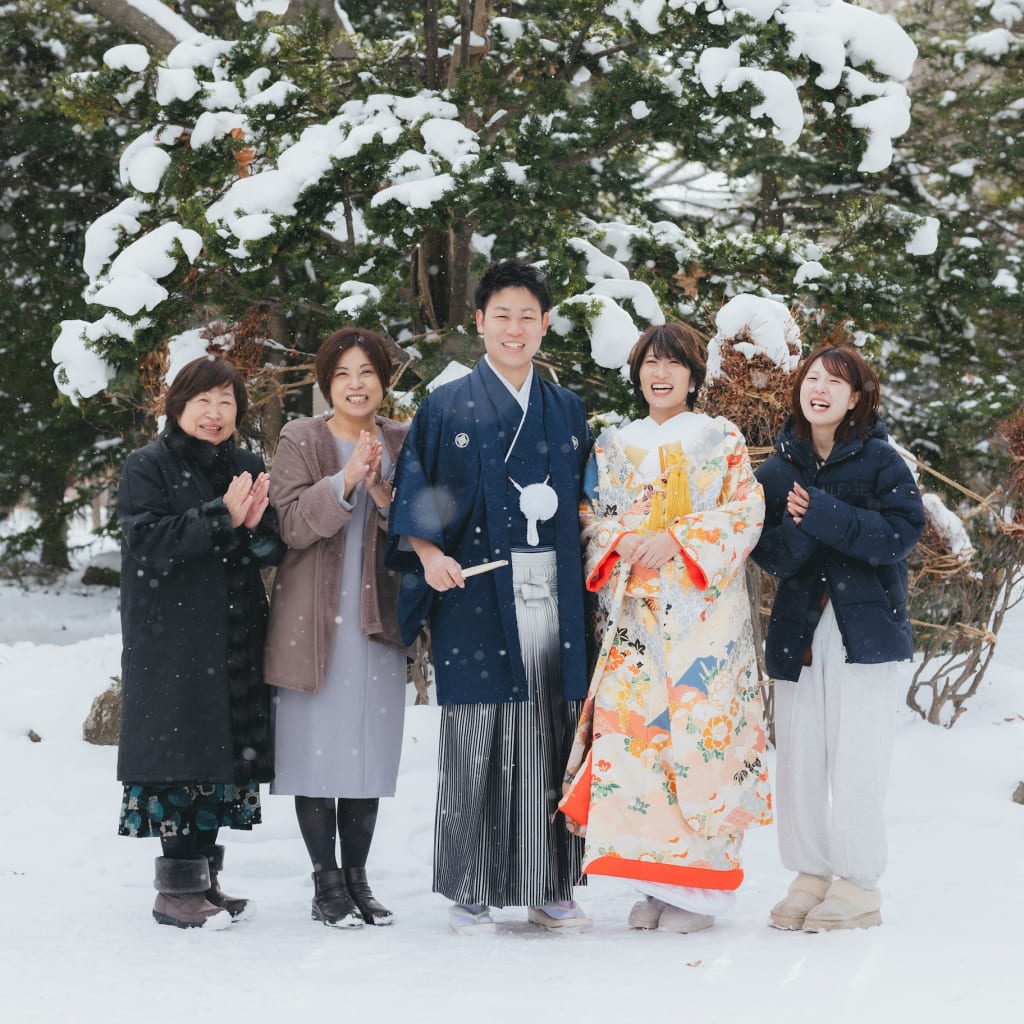 雪降る旧永山邸と洋装ハウススタジオでの笑顔あふれるウェディングフォト