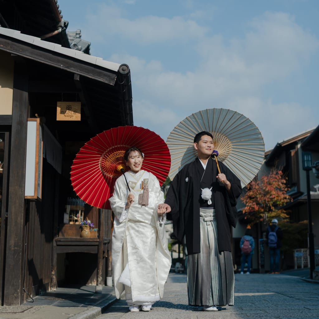 早朝の京都で散策しながらウエディングフォト