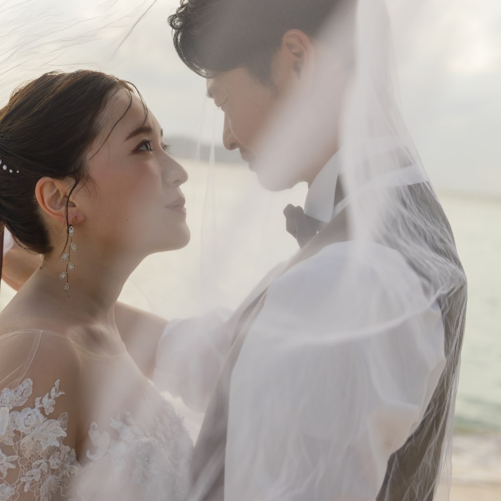 西陽が差し込む夕方の宮古島ビーチ