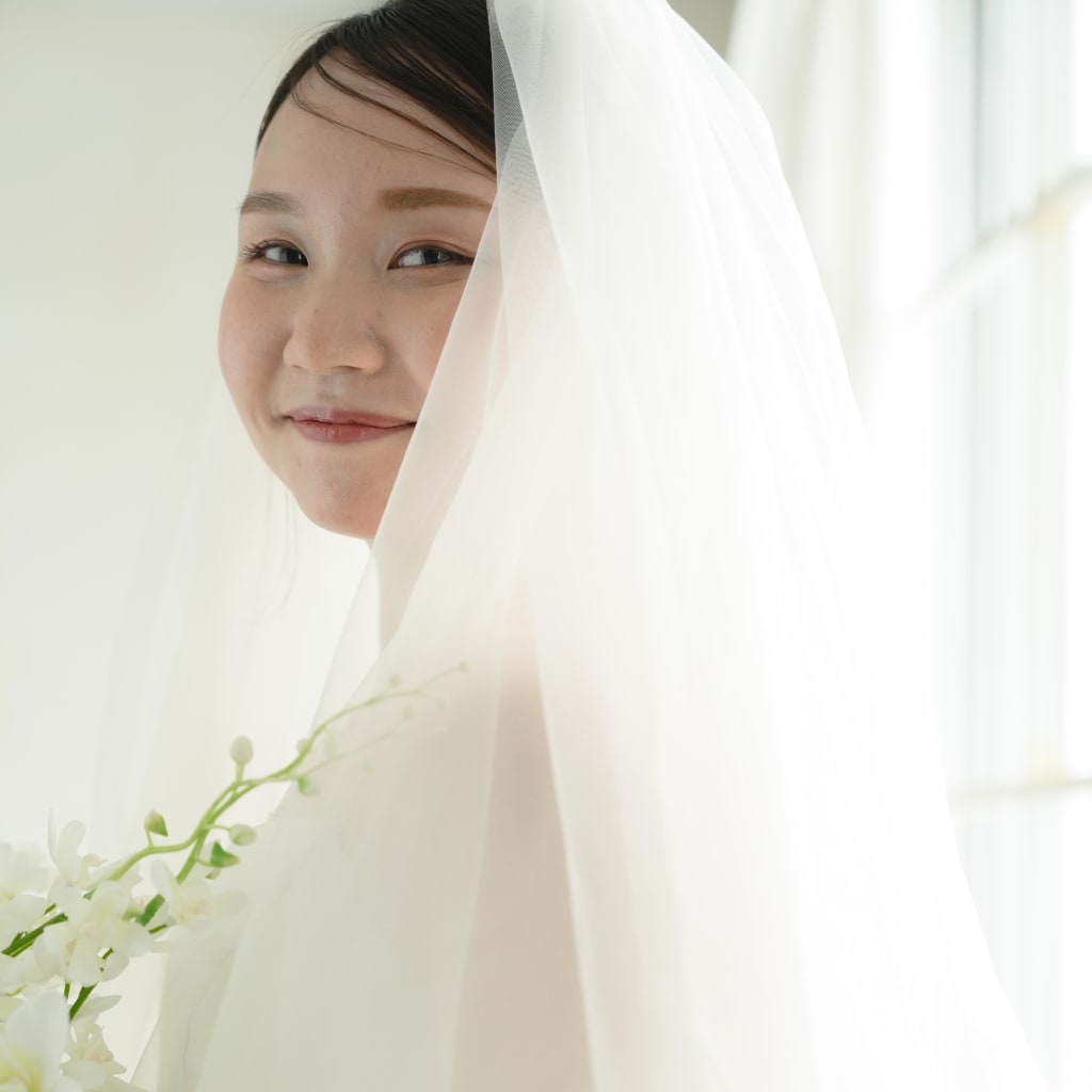 ボリュームドレスとシンプルヘアスタイル