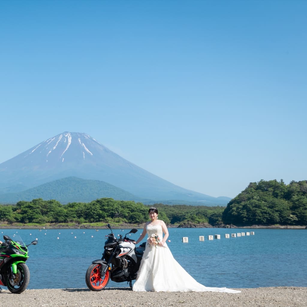 バイクと一緒に撮影！富士山でお二人らしいウェディングフォト