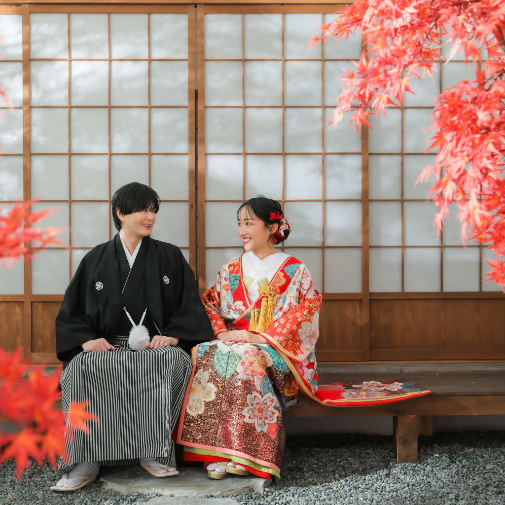 屋内の庭園で紅葉を