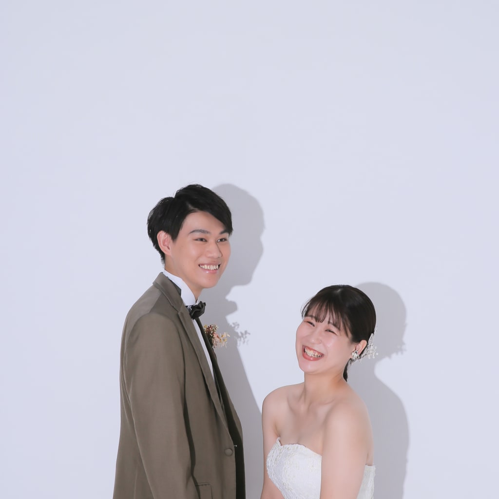 シンプルな背景での撮影(洋装スタジオプラス)