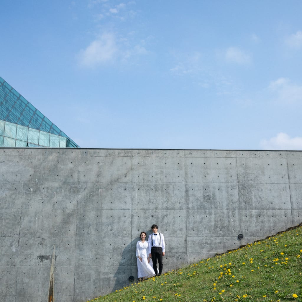 自然とアートが融合した美しい景観の中でのウェディングフォト✨