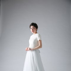 カジュアルロマンティックなウエディングドレスで可憐な一枚を