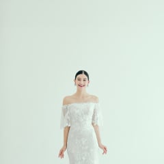 フェミニンなレーススリーブが優美なウエディングドレス