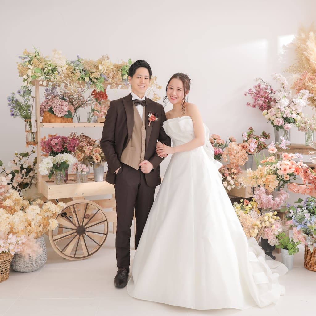 【新登場】フラワーショップで華やかに【＊洋装ハウススタジオ＊】 | デコルテフォトグラフィー | 前撮り・フォトウェディング