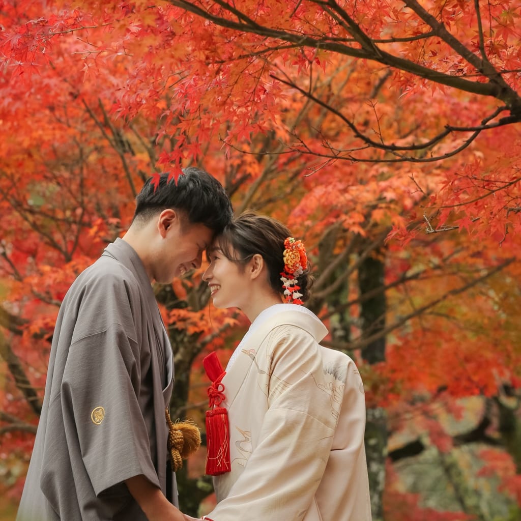 紅葉の嵐山で和装ロケーションフォト | デコルテフォトグラフィー | 前撮り・フォトウェディング