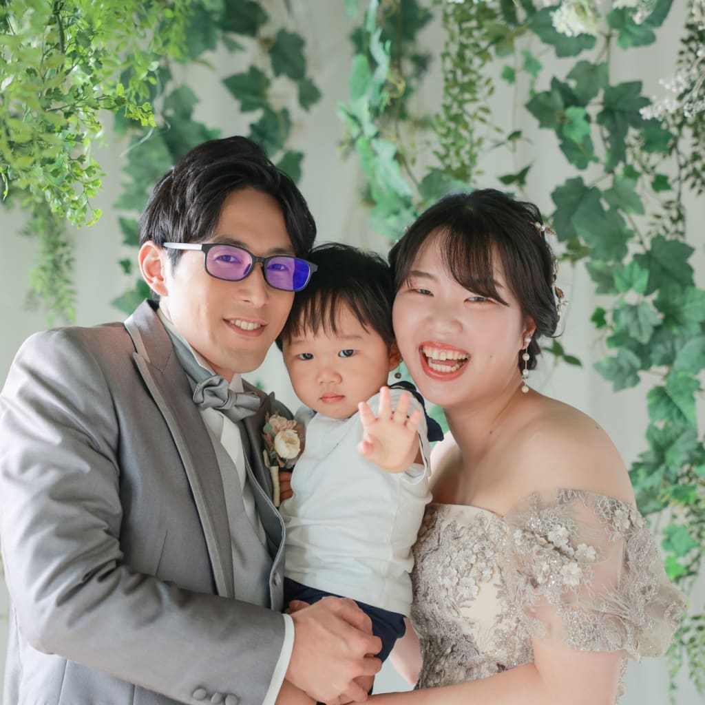 お花に囲まれたスタジオでお子様と | デコルテフォトグラフィー | 前撮り・フォトウェディング
