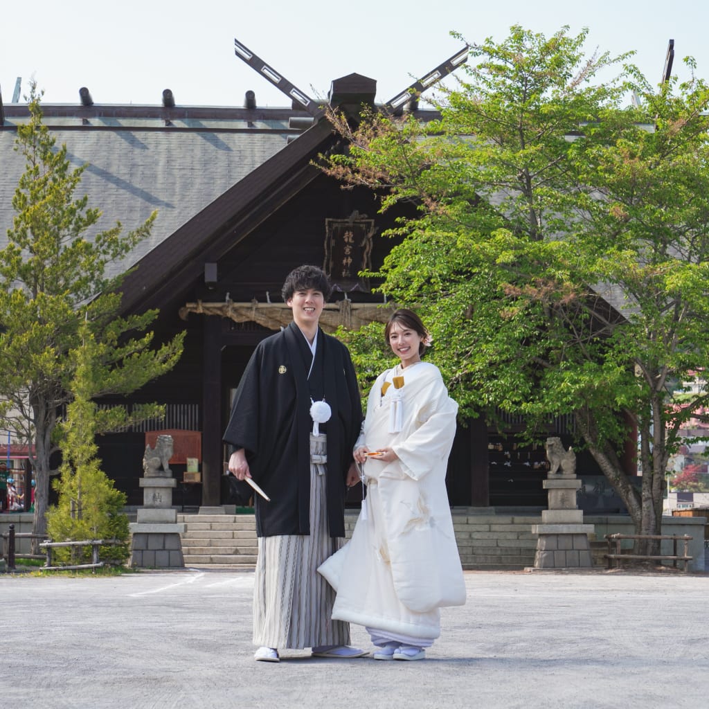 夏の龍宮神社にて和装の前撮り撮影。お二人並んで