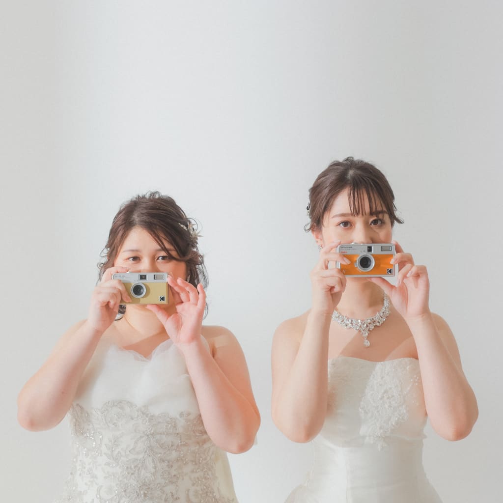 【女性同士！？】友情愛に包まれた洋装スタジオ | デコルテフォトグラフィー | 前撮り・フォトウェディング