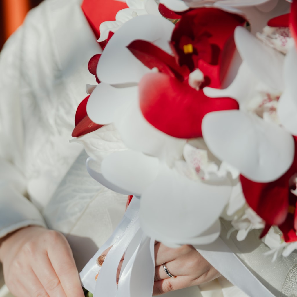 紅白を身に纏う | デコルテフォトグラフィー | 前撮り・フォトウェディング