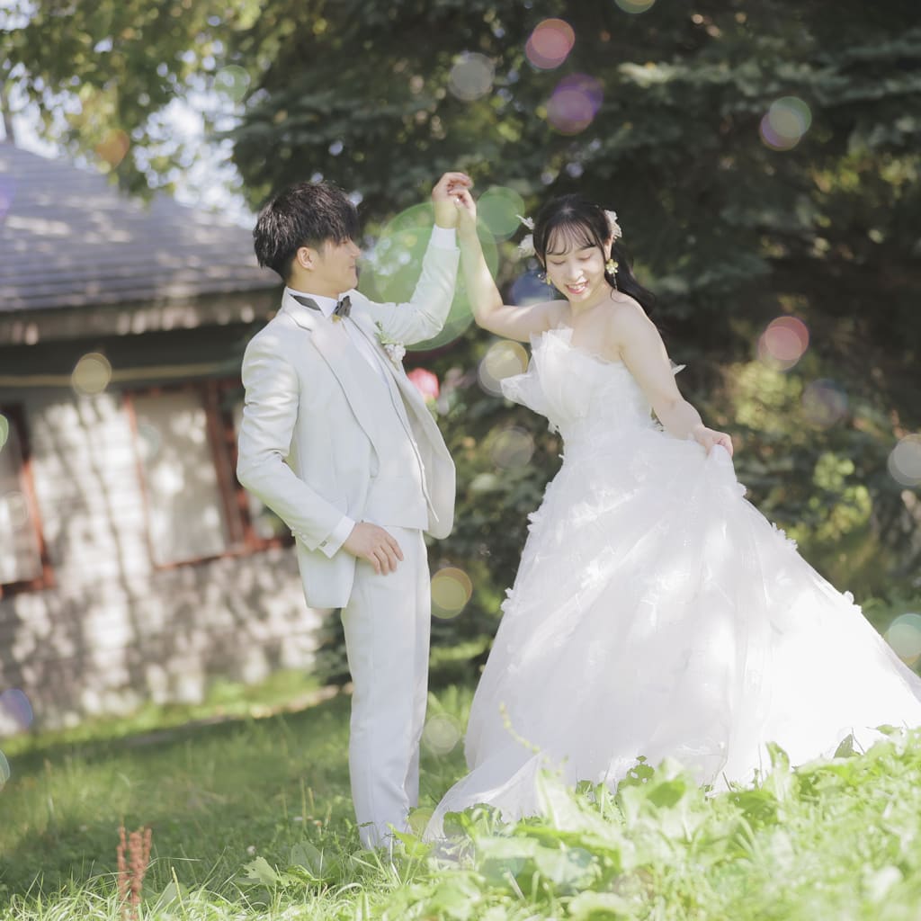 どこまでも続く雄大な北海道のお花畑ロケーション。