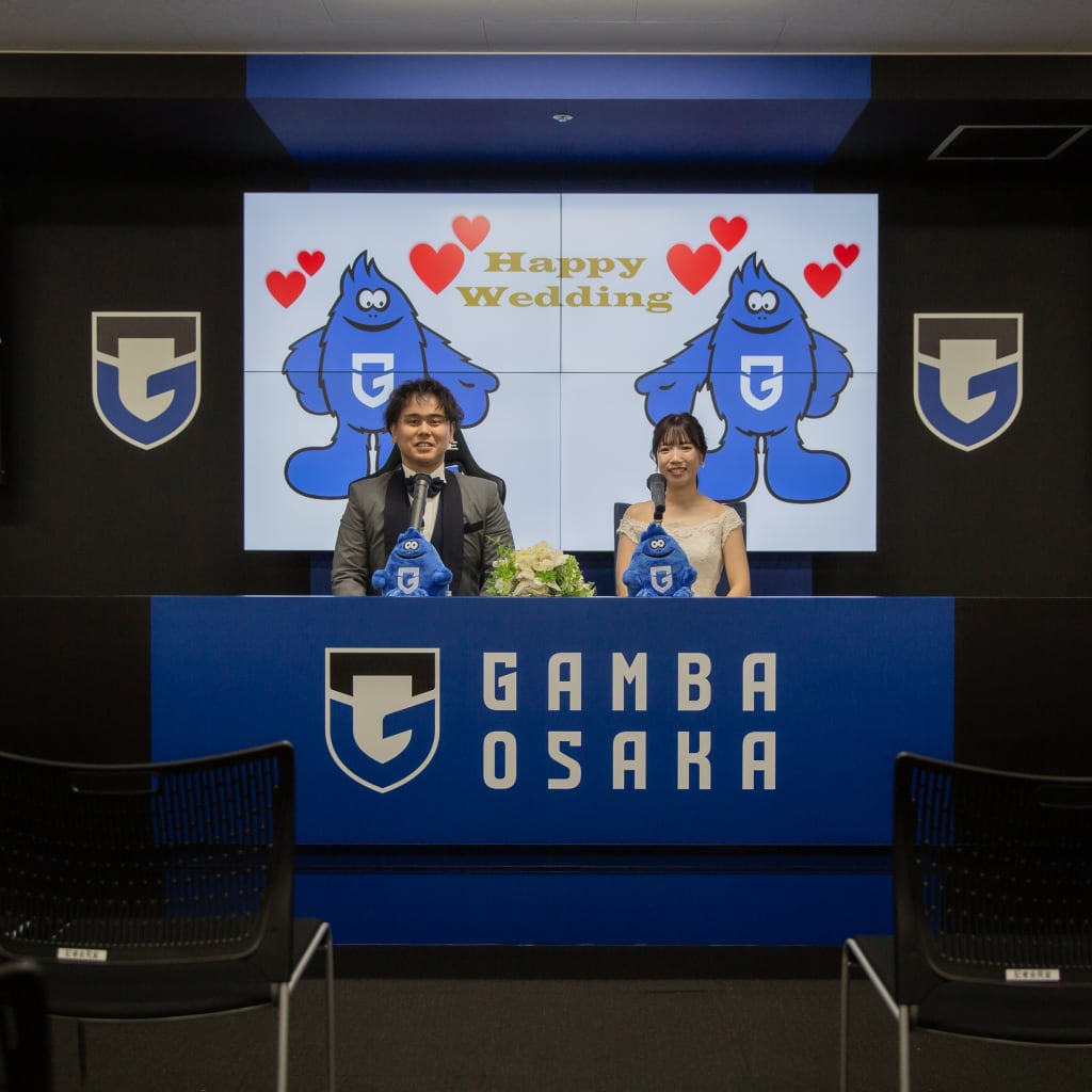 愛とサッカーの共演！思い出のパナソニックスタジアムで夢のウェディングフォト | デコルテフォトグラフィー | 前撮り・フォトウェディング