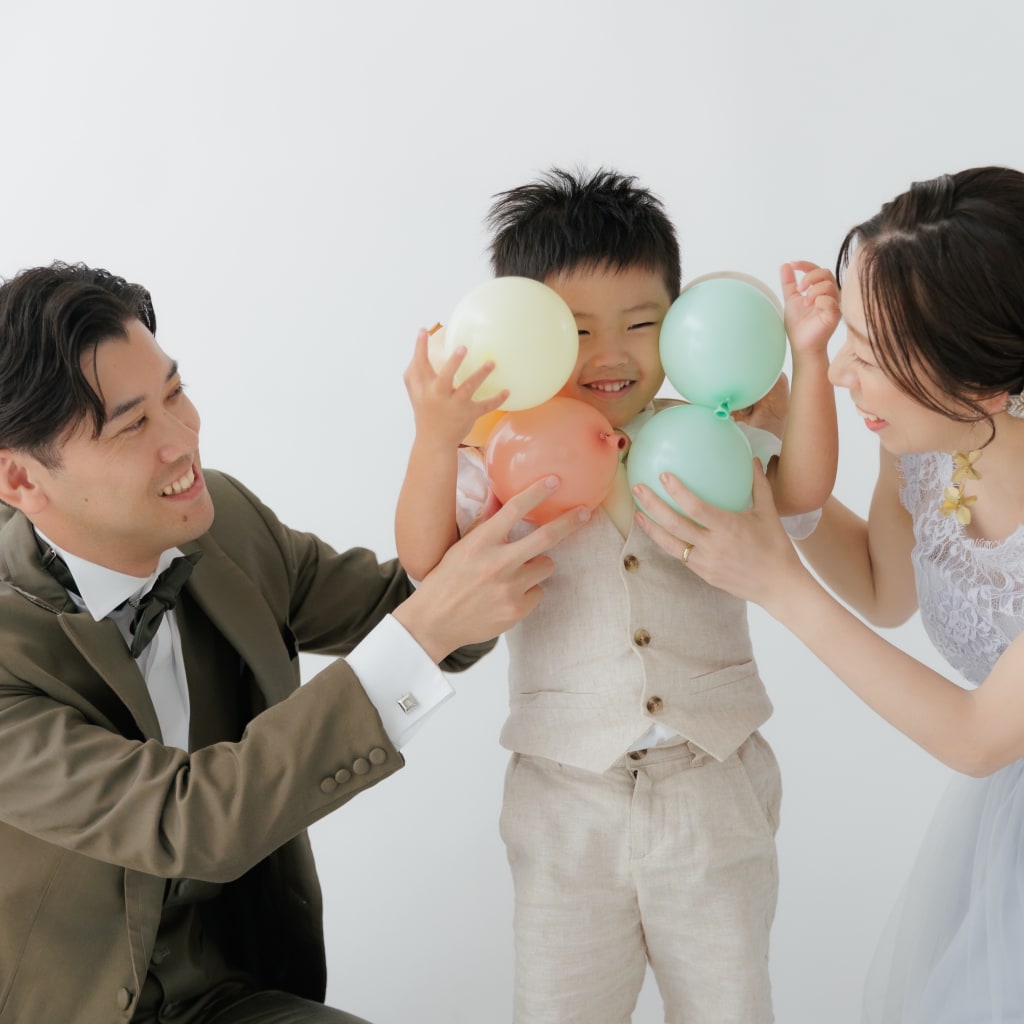 お子様も一緒にスタジオで楽しく家族撮影♪