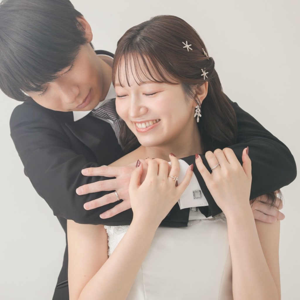 白背景でお二人を | デコルテフォトグラフィー | 前撮り・フォトウェディング