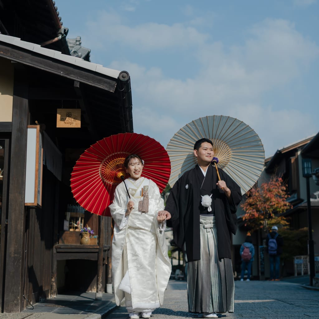 早朝の京都で散策しながらウエディングフォト | デコルテフォトグラフィー | 前撮り・フォトウェディング