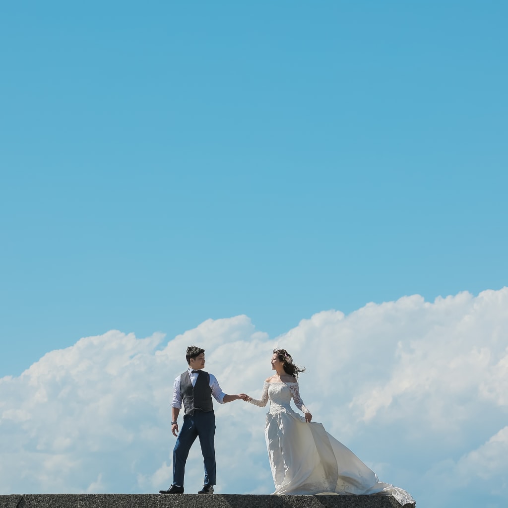青い海とモクモクの入道雲！　photo by谷澤明美 | デコルテフォトグラフィー | 前撮り・フォトウェディング