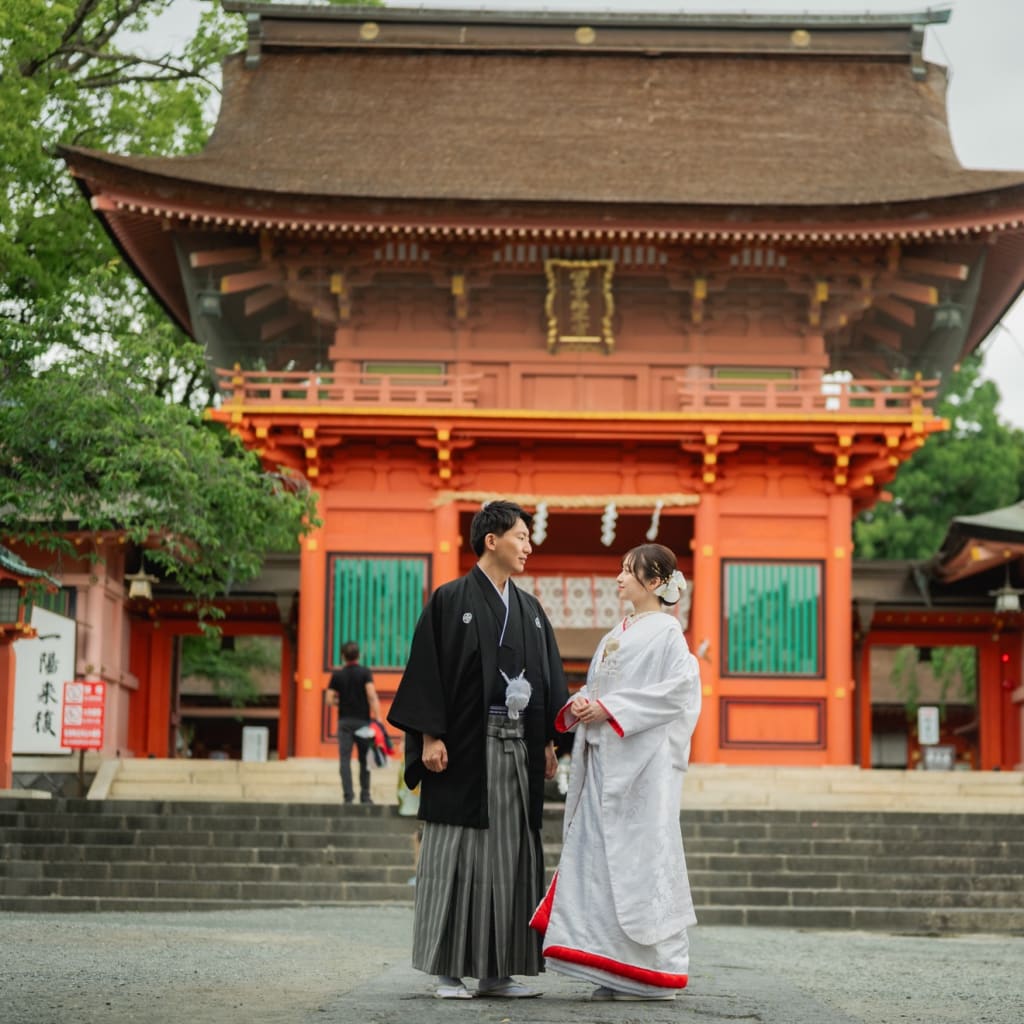 白無垢和装神社の緑の中で | デコルテフォトグラフィー | 前撮り・フォトウェディング