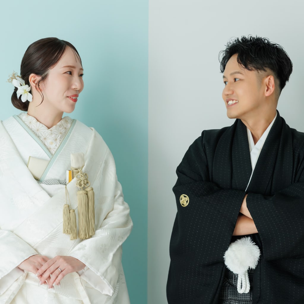 水色と白のバイカラー背景にて和装撮影 | デコルテフォトグラフィー | 前撮り・フォトウェディング