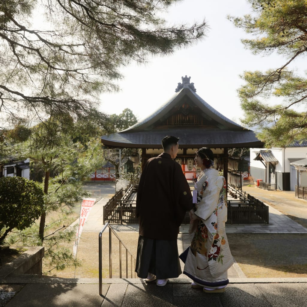 西陽がきれいな京都の神社にて | デコルテフォトグラフィー | 前撮り・フォトウェディング