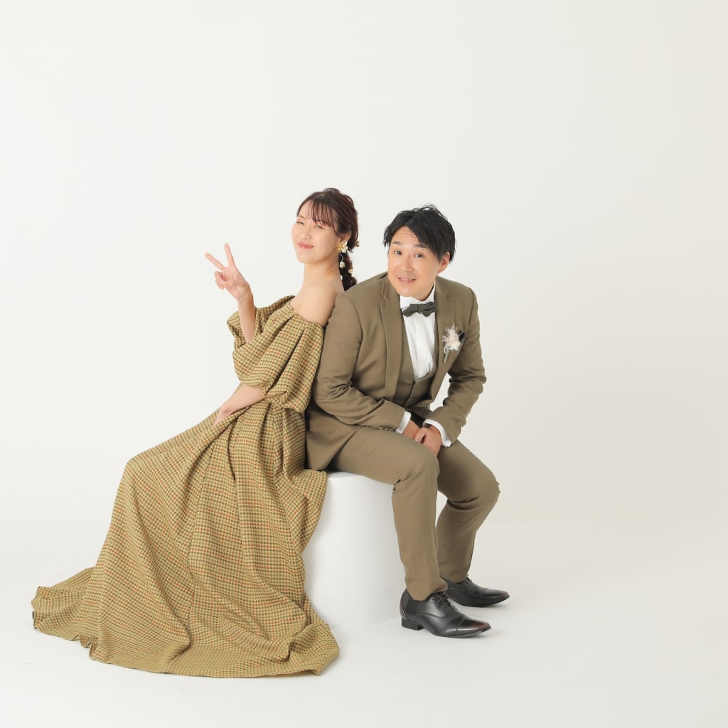 シンプルなスタジオとこだわりのカラードレス♡【洋装ハウススタジオ】 | デコルテフォトグラフィー | 前撮り・フォトウェディング