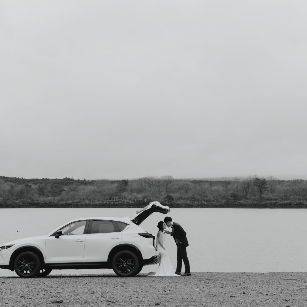 富士にて愛車を背景に雨の日の暖かい写真を | デコルテフォトグラフィー | 前撮り・フォトウェディング