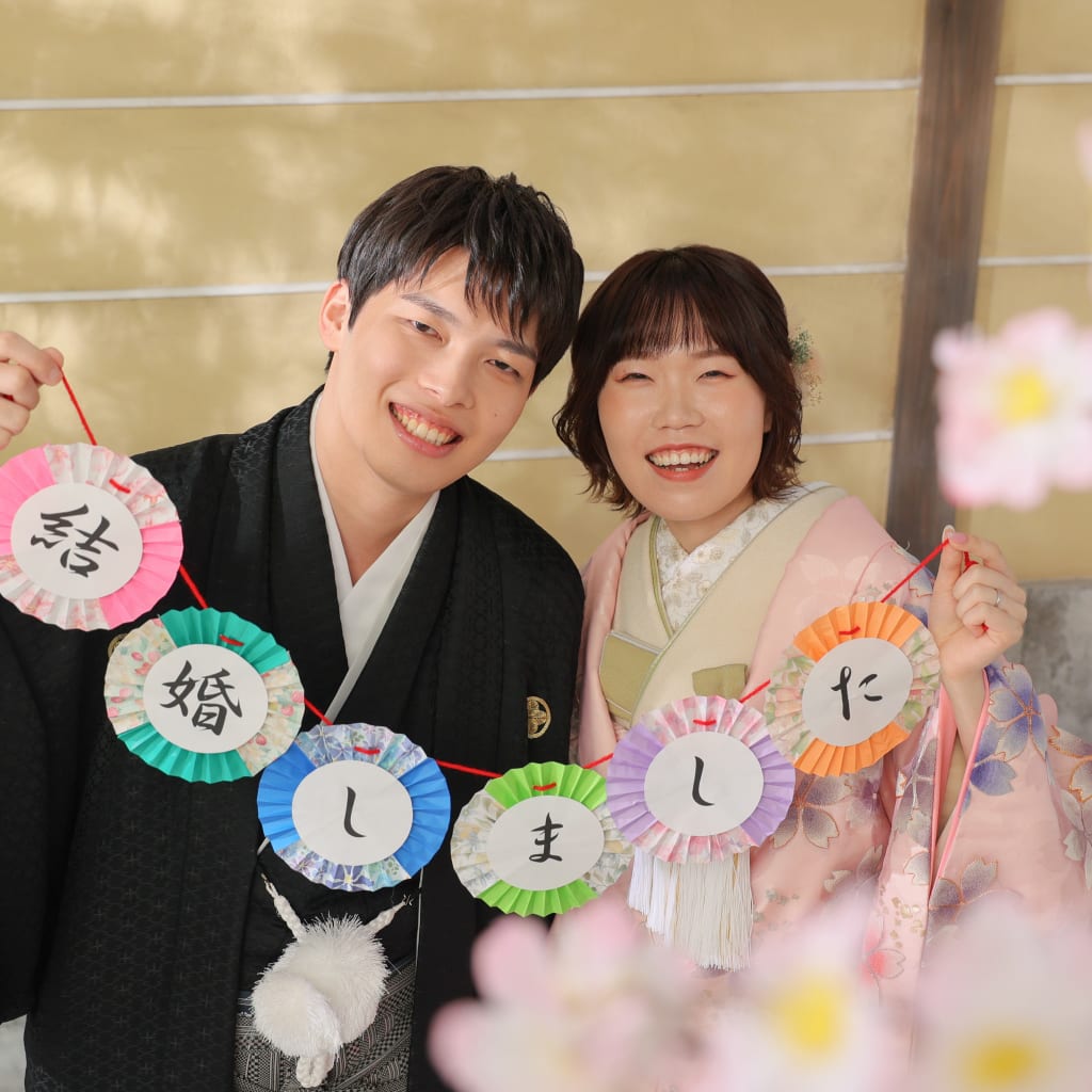 桜色がお似合いなおふたりはアイテムと一緒にかわいく！ | デコルテフォトグラフィー | 前撮り・フォトウェディング