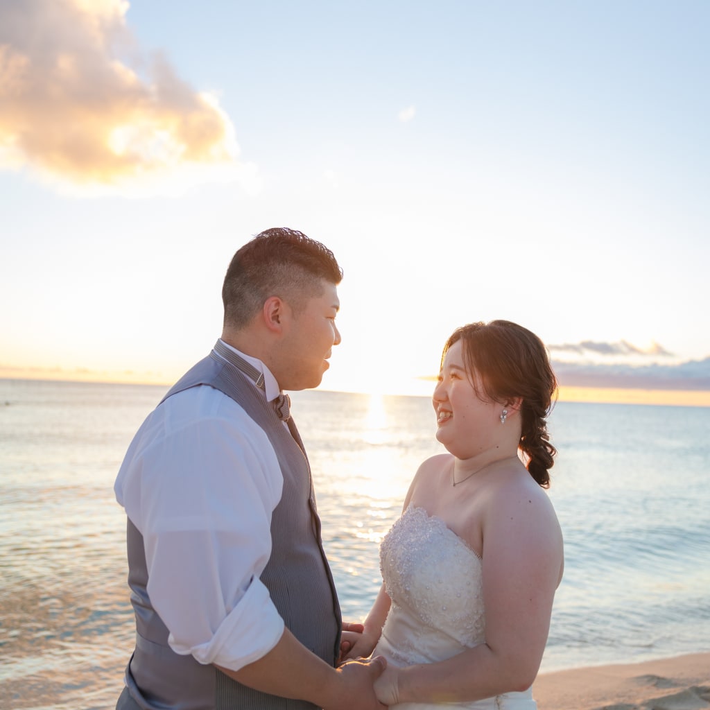 ビーチで夕日と共にお写真を | デコルテフォトグラフィー | 前撮り・フォトウェディング