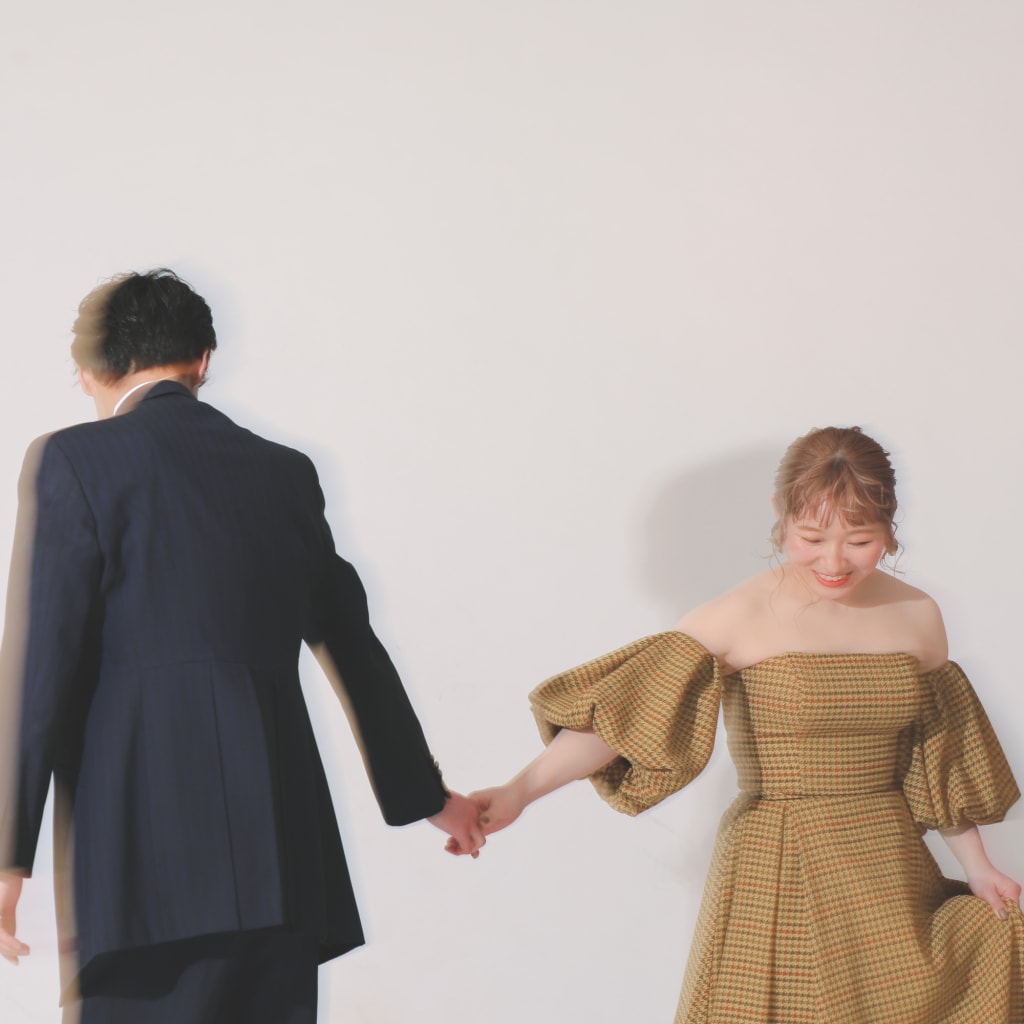 背景無地のスタジオ×カラードレス | デコルテフォトグラフィー | 前撮り・フォトウェディング