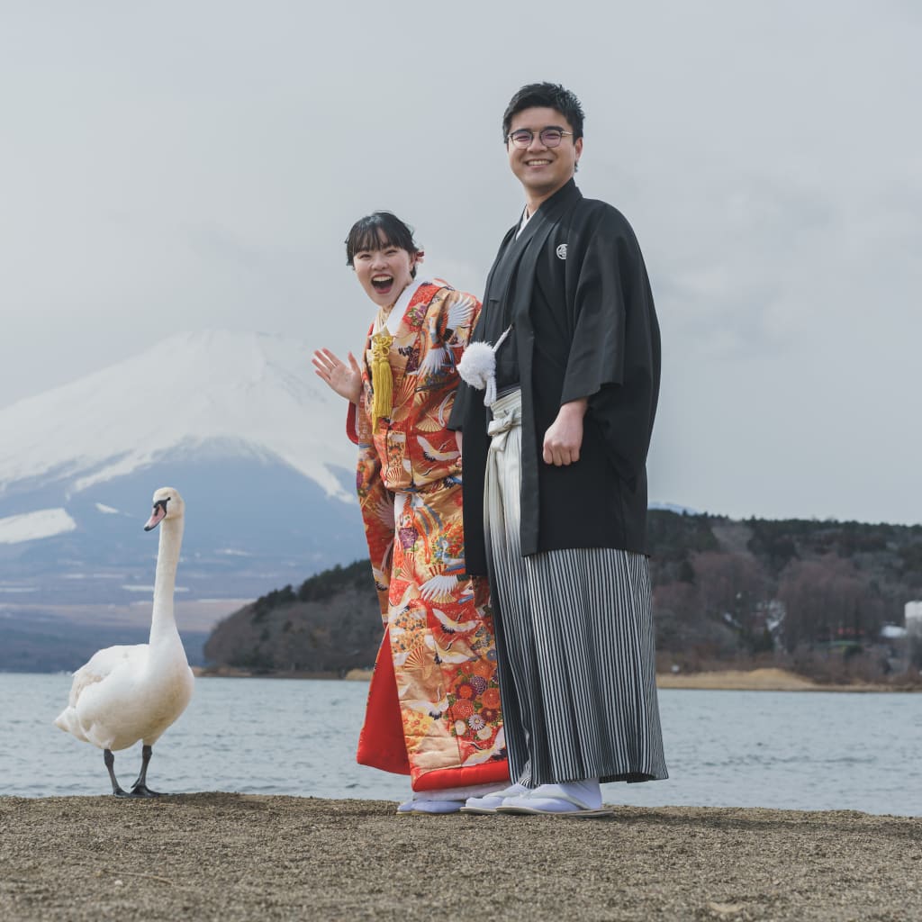 二人と白鳥と富士山