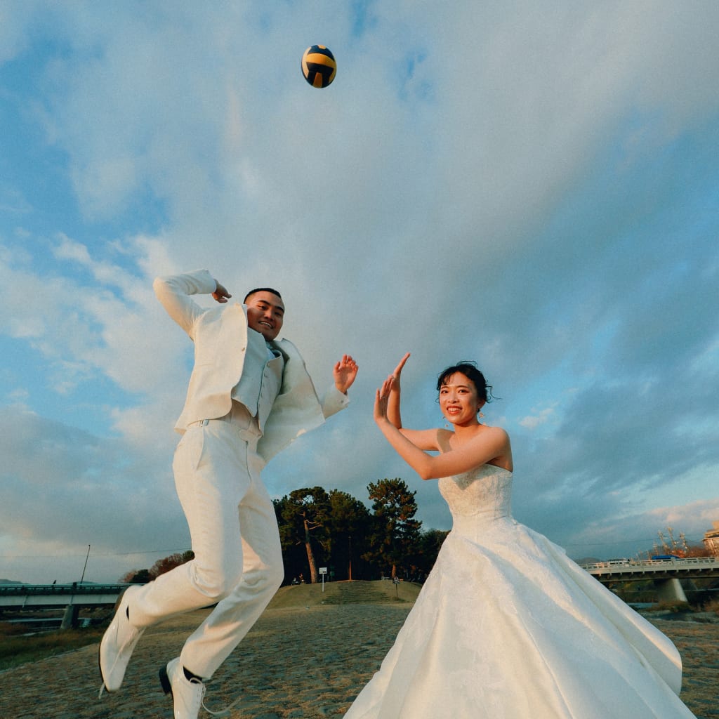 川辺でアタック！アクティブなワンシーンも！ | デコルテフォトグラフィー | 前撮り・フォトウェディング