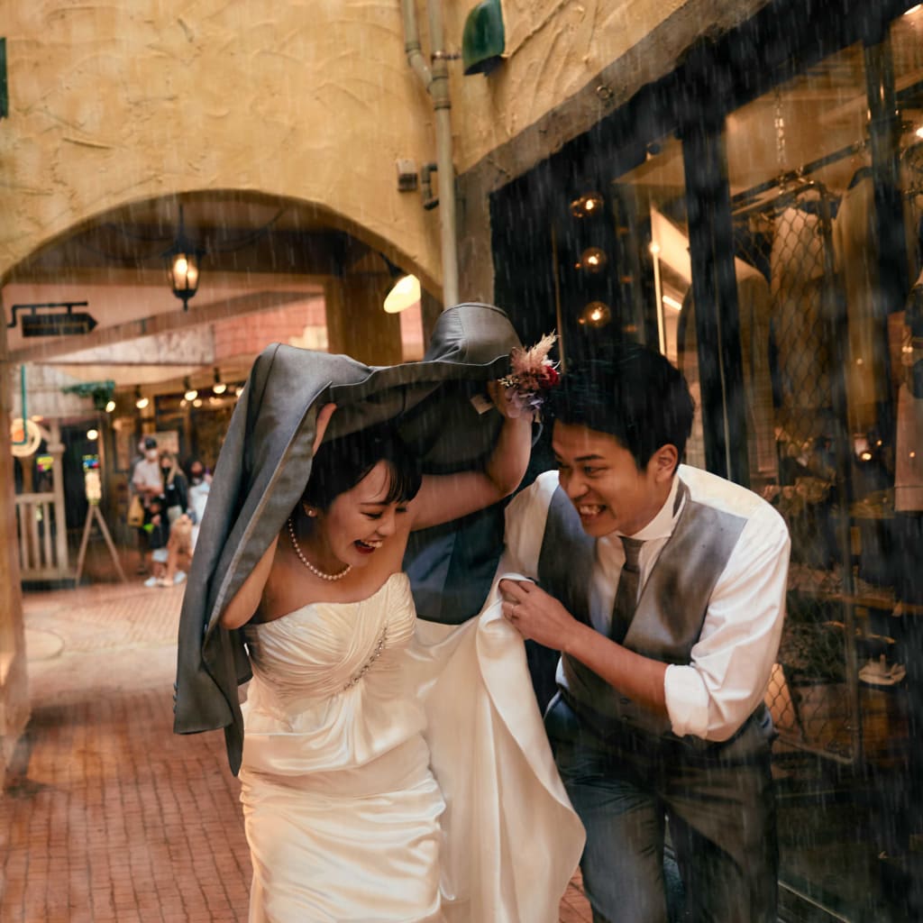 雨のアメリカンビレッジ | デコルテフォトグラフィー | 前撮り・フォトウェディング